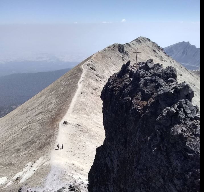 Hiking the volcanic ridge near Valle de Bravo